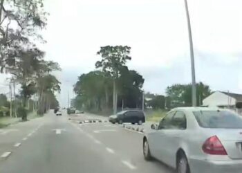 TANGKAP layar sebuah  Proton Exora dipandu melawan arus ketika keluar dari simpang Taman Megah menuju ke Jalan Mersing.