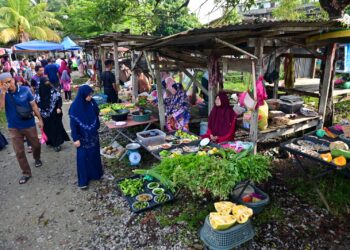 ORANG ramai memenuhi Pasar Pagi Kampung Kubang Lembek, Kuala Terengganu atau lebih dikenali dengan panggilan ‘Pasar Bunian’ bagi membeli pelbagai barangan keperluan harian. – UTUSAN/PUQTRA HAIRRY