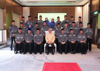 SULTAN ABDULLAH berkenan menerima mengadap dan bergambar bersama Ahli Jawatankuasa PEKAP di Kuala Lumpur, semalam.