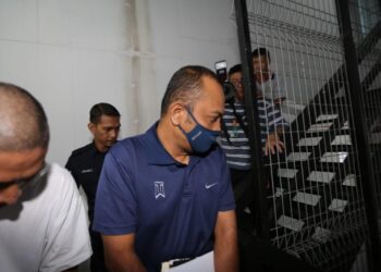 HENDRA Mohamad Nazeri tidak mengaku bersalah di Mahkamah Sesyen Ipoh hari ini bagi lapan pertuduhan mengemukakan dokumen palsu berkaitan bayaran kontrak kerja, enam tahun lalu. - UTUSAN