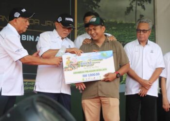 WAN Rosdy Wan Ismail (dua kiri) menyampaikan Anugerah Peladang Muda kepada Saharudin Ahmad di Mini MAHA Pahang Temerloh di Temerloh, Pahang. - UTUSAN/SALEHUDIN MAT RASAD
