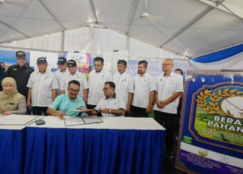 WAN Rosdy Wan Ismail (tengah) menyaksikan Majlis menandatangani memorandum persefahaman (MoU) bagi pengedaran Beras Pahang Prebiotik sempena Mini MAHA Pahang di Dataran Temerloh, Temerloh, Pahang. - UTUSAN/SALEHUDIN MAT RASAD