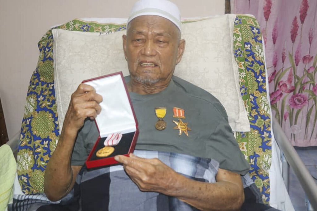 Veteran peneroka terkenang ‘buku 555’, gaji hanya RM2.90 sehari 1 PHG PENERIMA PERTAMA RINDU2