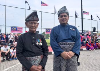 OTHMAN Tan (kiri) dan Khairul Zukri Abdullah diberi tanggungjawab untuk melaungkan ‘merdeka’ dan membaca lafaz ikrar Rukun Negara pada sambutan Hari Kebangsaan Peringkat Negeri di Padang MBK 1, Kuantan, Pahang.
