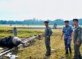 Panglima Tentera Udara Diraja Malaysia, Jeneral Datuk Seri Muhamad Norazlan Aris meninjau bangkai pesawat pejuang F/A-18D Hornet yang musnah sepenuhnya selepas terbakar dan terhempas ketika berlepas dari Lapangan Terbang Sultan Haji Ahmad Shah, Kuantan, Pahang, kelmarin. – ihsan TUDM