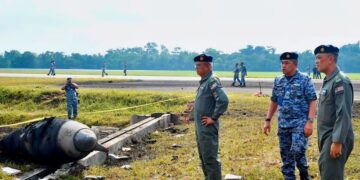 Panglima Tentera Udara Diraja Malaysia, Jeneral Datuk Seri Muhamad Norazlan Aris meninjau bangkai pesawat pejuang F/A-18D Hornet yang musnah sepenuhnya selepas terbakar dan terhempas ketika berlepas dari Lapangan Terbang Sultan Haji Ahmad Shah, Kuantan, Pahang, kelmarin. – ihsan TUDM