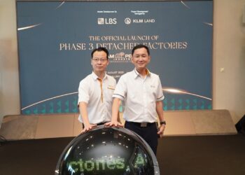 Pengarah Urusan Kumpulan dan Ketua Pegawai Eksekutif (CEO) LBS, Datuk Wira Joey Lim Hock Guan, bersama Pengarah Urusan KLM Ken Kang CJ di majlis pelancaran ‘Detached Factory’ di Taman Perindustrian Alam Perdana, Sabtu lalu.