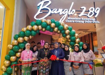 Ketua Pegawai Eksekutif, Shareen Sukri bersama Ketua Pegawai Operasi, Ain Razali menyempurnakan gimik perasmian pada Majlis Pembukaan Cawangan Ke-3 Restoren Banglo289 di Pusat Membeli-belah IOI City Mall Putrajaya, di sini, hari ini.