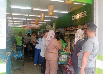 ORANG ramai beratur di kaunter bayaran SARA di sebuah premis pada hari pertama penggunaan sumbangan secara sekali beri itu boleh ditebus di Taman Kelisa Ria, Sungai Petani, Kedah.
