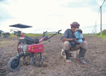 SEORANG pekebun berehat sebelum meneruskan kerja-kerja membajak ketika cuaca panas di Kampung Telok Epa, Arau, Perlis. –UTUSAN/IZLIZAN OTHMAN