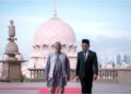 ANWAR Ibrahim mengiringi Dr. Muhammad Yunus pada istiadat sambutan rasmi sempena lawatan beliau ke Malaysia di Bangunan Perdana Putra, Putrajaya, semalam. – UTUSAN/FAIZ ALIF ZUBIR