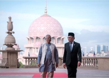 ANWAR Ibrahim mengiringi Dr. Muhammad Yunus pada istiadat sambutan rasmi sempena lawatan beliau ke Malaysia di Bangunan Perdana Putra, Putrajaya, semalam. – UTUSAN/FAIZ ALIF ZUBIR