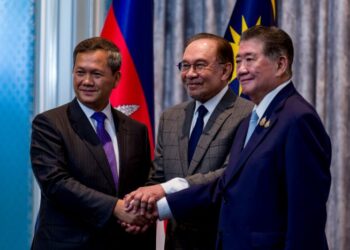 Kapsyen :PERDANA Menteri, Datuk Seri Anwar Ibrahim bersama Perdana Menteri Kemboja, Hun Manet (kiri) dan Pemangku Perdana Menteri Thailand, Phumtham Wechayachai (kanan) pada Mesyuarat Khas Konflik Thailand - Kemboja di Putrajaya, baru-baru ini. - PEJABAT PERDANA MENTERI.