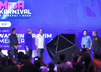 ANWAR Ibrahim (tengah) merasmikan Program Karnival Mega 3 Dimensi (MK3D) 2025 di Pusat Dagangan dan Pameran Antarabangsa (MITEC) di Kuala Lumpur hari ini.-UTUSAN/AMIR KHALID.