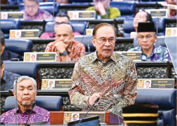 ANWAR Ibrahim membentangkan Rancangan Malaysia Ke-13 di Dewan Rakyat, semalam.