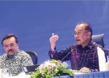 ANWAR Ibrahim dan Menteri Kewangan II, Datuk Seri Amir Hamzah Azizan di Majlis Libat Urus Belanjawan 2026 di Kementerian Kewangan, Putrajaya, semalam.