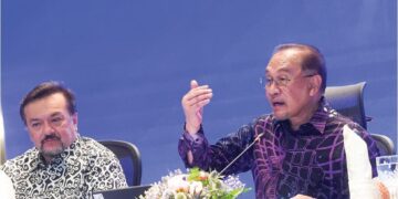 ANWAR Ibrahim dan Menteri Kewangan II, Datuk Seri Amir Hamzah Azizan di Majlis Libat Urus Belanjawan 2026 di Kementerian Kewangan, Putrajaya, semalam.