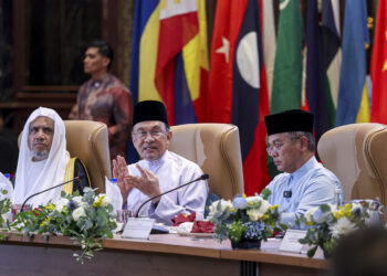 SUBANG JAYA 28 OGOS 2025 - Perdana Menteri, Datuk Seri Anwar Ibrahim (tengah) berucap pada Sidang Kemuncak Antarabangsa Pemimpin Agama ke-2 di Sunway Resort Hotel di sini hari ini. 
Turut sama, Setiausaha Agung Liga Dunia Muslim, Shaikh Dr Mohammed Abdul Karim Al-Issa (kiri) dan Menteri di Jabatan Perdana Menteri (Hal Ehwal Agama). Mohd. Na'im Mokhtar. GAMBAR: FARIZ RUSADIO / PEMBERITA: AIMI / SHAHERMAN