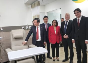 CHOW Kon Yeow (kiri) ketika meninjau kemudahan Pusat Kanser Icon Sunsuria dan Hospital Island, di George Town, Pulau Pinang.