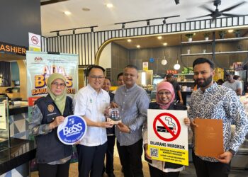 DANIEL Gooi Zi Sen (dua dari kiri) ketika menyertai Program Walkabout Premis Bersih, Bebas Asap (BeBAs) di Batu Kawan, Pulau Pinang hari ini. - UTUSAN/SITI NUR MAS ERAH AMRAN