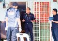 SAZALEE Adam (dua, kiri) berada di lokasi kejadian kelar membabitkan pasangan guru di Taman Tunas, Sungai Ara, Bayan Lepas, Pulau Pinang. – UTUSAN/DANIAL SAAD