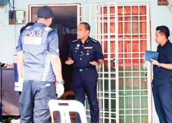 SAZALEE Adam (dua, kiri) berada di lokasi kejadian kelar membabitkan pasangan guru di Taman Tunas, Sungai Ara, Bayan Lepas, Pulau Pinang. – UTUSAN/DANIAL SAAD