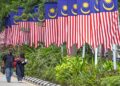 MENGHORMATI Jalur Gemilang merupakan tanggungjawab setiap rakyat Malaysia sebagai tanda cinta, setia dan jati diri terhadap negara tercinta.