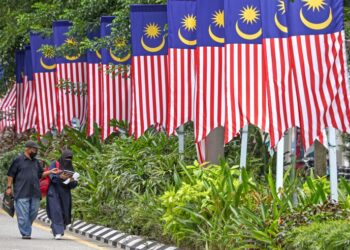 MENGHORMATI Jalur Gemilang merupakan tanggungjawab setiap rakyat Malaysia sebagai tanda cinta, setia dan jati diri terhadap negara tercinta.