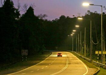 LAMPU solar kini sudah berfungsi di beberapa lokasi berisiko di sepanjang jajaran yang menghubungkan Perak dan Kelantan ketika tinjauan di Jalan Raya Timur Barat (JRTB ) Gerik-Jeli.-UTUSAN/MUHAMAD NAZREEN SYAH MUSTHAFA