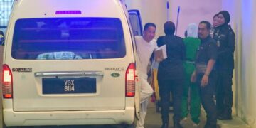 PETER Anthony tiba di pekarangan Istana Kehakiman, Putrajaya bagi mendengar keputusan rayuan kesnya, semalam.