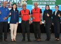 PENGURUSAN kanan TM One dan Agrobank sewaktu sesi pertukaran dokumen untuk

pelaksanaan penyelesaian digital di rangkaian Agrobank seluruh negara.