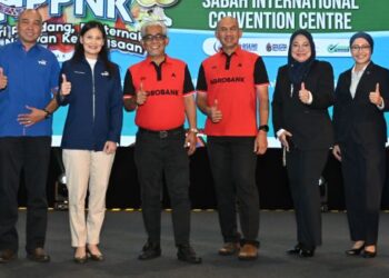 PENGURUSAN kanan TM One dan Agrobank sewaktu sesi pertukaran dokumen untuk

pelaksanaan penyelesaian digital di rangkaian Agrobank seluruh negara.
