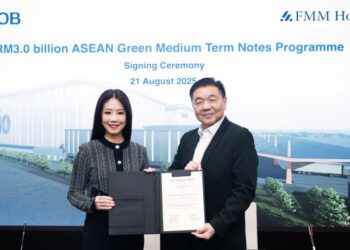NG Wei Wei (kiri) bersama Teo Chiang Hong pada majlis menandatangani dan pelancaran Program Nota Jangka Sederhana Hijau ASEAN (Program MTN Hijau ASEAN) bernilai RM3.0 bilion.