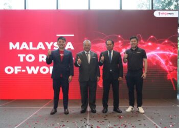 LIN Zheng (kiri) bersama Pengarah Kanan Pembangunan Sektor Perkhidmatan Kementerian Pelaburan, Perdagangan dan Industri (MITI), See Chee Kong (dua dari kiri) dan Jeremy Hong (kanan) pada majlis pelancaran tersebut di Menara KEN TTDI, Taman Tun Dr Ismail, Kuala Lumpur semalam.