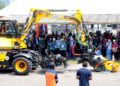 DEMONSTRASI penggunaan jentera Pothole Pro JCB dipertontonkan pada Majlis Pelancaran Inovasi Pembaikan Terkini Jalan Negeri Johor-JCB Pothole Pro: Memacu Jalan Raya Sempurna di Iskandar Puteri, Johor, semalam. – UTUSAN/RAJA JAAFAR ALI.