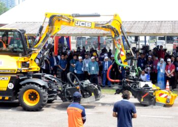 DEMONSTRASI penggunaan jentera Pothole Pro JCB dipertontonkan pada Majlis Pelancaran Inovasi Pembaikan Terkini Jalan Negeri Johor-JCB Pothole Pro: Memacu Jalan Raya Sempurna di Iskandar Puteri, Johor, semalam. – UTUSAN/RAJA JAAFAR ALI.