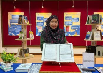 NASKAH al-Quran tulisan tangan Allahyarham Nurly Shahirah yang dipamerkan di Perpustakaan Tuanku Bainun UPSI, Tanjung Malim. - UTUSAN