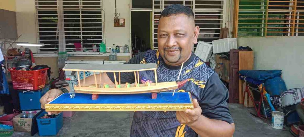 Replika perahu Tembeling laris sebagai cenderamata