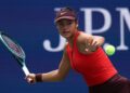 Emma Raducanu bermain pukulan depan menentang Ena Shibahara dari Jepun semasa perlawanan pusingan Pertama perseorangan Wanita Terbuka Amerika Syarikat (AS) 2025 di Pusat Tenis Kebangsaan USTA Billie Jean King, New York hari ini. - AFP