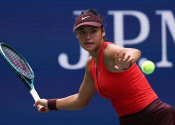 Emma Raducanu bermain pukulan depan menentang Ena Shibahara dari Jepun semasa perlawanan pusingan Pertama perseorangan Wanita Terbuka Amerika Syarikat (AS) 2025 di Pusat Tenis Kebangsaan USTA Billie Jean King, New York hari ini. - AFP