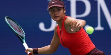 Emma Raducanu bermain pukulan depan menentang Ena Shibahara dari Jepun semasa perlawanan pusingan Pertama perseorangan Wanita Terbuka Amerika Syarikat (AS) 2025 di Pusat Tenis Kebangsaan USTA Billie Jean King, New York hari ini. - AFP