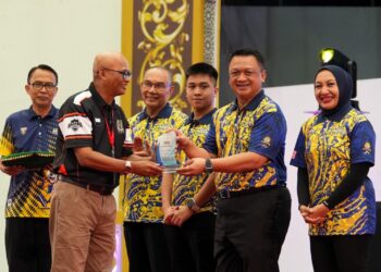 TUANKU Syed Faizuddin Putra Jamalullail (dua dari kanan) mengurniakan cenderamata kepada ketua kontijen pada majlis santapan negeri sempena kejohanan olahraga Majlis Sukan Sekolah Malaysia (MSSM) kali ke-65 di Dewan 2020, Kangar, Perlis semalam.