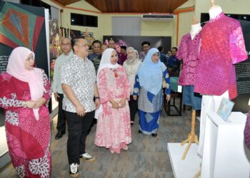 TUANKU Syed Faizuddin Putra Jamalullail (dua dari kiri ) berkenan meninjau produk-produk kraf yang dibawakan khas bersempena penganjuran FKU 2025. – MINGGUAN/IZLIZAN OTHMAN