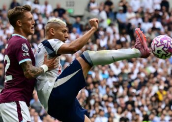 Richarlison (kanan) mengawal bola bersama pemain pertahanan Burnley Oliver Sonne pada aksi perlawanan Liga Perdana Inggeris (EPL) di Stadium Tottenham Hotspur, London, semalam. - AFP