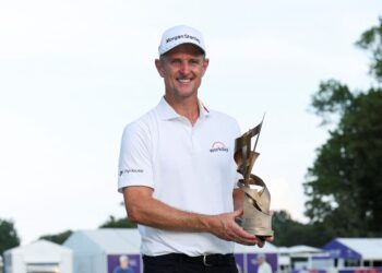 Justin Rose dari England bergambar bersama trofi selepas memenangi Kejohanan FedEx St. Jude 2025 di TPC Southwind di Memphis, Tennessee, semalam. - AFP