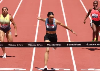 SYDNEY (tengah) muncul juara dalam saingan 400m.-AFP