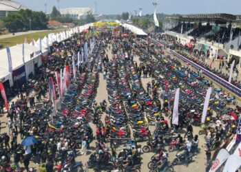 PEMILIK dan peminat motosikal Yamaha RXZ berkumpul pada Program RXZ Members 7.0 2025 di Litar Permotoran Terengganu, Kompleks Sukan Negeri Gong Badak, Kuala Nerus, Terengganu. – MINGGUAN/PUQTRA HAIRRY