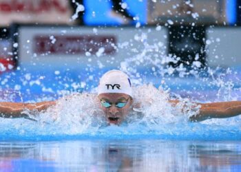 Perenang Perancis, Leon Marchand bersaing dalam acara 200 meter rampaian individu pada Kejohanan Akuatik Dunia 2025 di Singapura, semalam. - AFP/UTUSAN