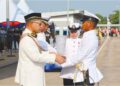 SAIFUDDIN Nasution Ismail menyampaikan anugerah pelatih terbaik sempena Majlis Perbarisan Taman Latihan Kursus Asas Maritim Malaysia di Akedemi Maritim Sultan Ahmad Shah, Kuantan, semalam.