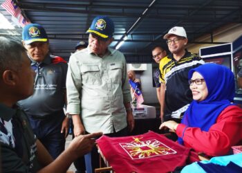 SAIFUDDIN Nasution Ismail (tengah) melawat pameran pembuatan seni tekat pada majlis peluncuran Kampung Temerlok, Trong sebagai Kampung Angkat Madani Agensi Penguatkuasaan Maritim Malaysia di Taiping hari ini. - UTUSAN